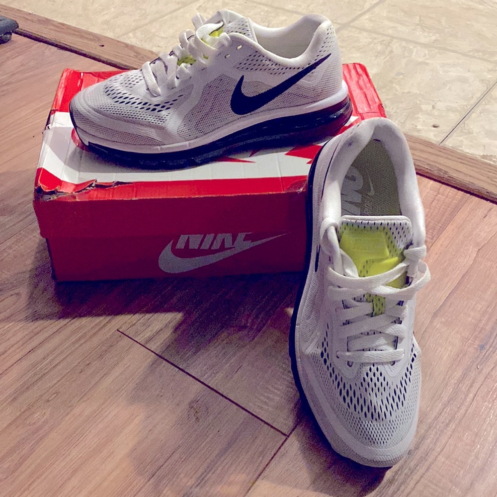 New in box Nike Air Max 2017 Mens white with black sole and bubble